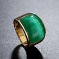 Anello minimalista in acciaio al titanio dorato con pietra occhio di gatto verde rettangolare - US 12 / Oro Pietra Verde