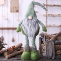 Kerstkabouter met groen gestreepte muts en lange benen op rustieke houten achtergrond - Staand Gestreepte Hoed Groen / Groen