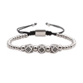 Detalle de la pulsera de cuentas plateadas con dijes de circón negro y cordón tejido - Cuenta de Triple Corte de Platino / Oro Blanco