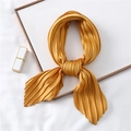 Vista dettagliata di un foulard di seta plissettato dorato con una lucentezza satinata - 70*70cm / Oro