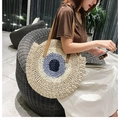 Dettaglio borsa tote in paglia con motivo occhio blu e manici in pelle marrone - Beige