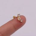 Detailed close-up of golden stainless steel ear stud with three sparkling zircons - Gold 3-Zircon Alignment Style (金色8#)