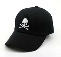 Gros plan sur la broderie crâne et os blancs de haute qualité sur une casquette en coton noir - Réglable / Noir