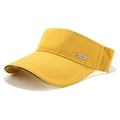 Dettaglio dell'emblema Sport in metallo argentato e della trama del tessuto sul cappello giallo - Regolabile / Giallo