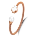 Roségouden kabelarmband met een wit schelpkruis en een ronde parel accent - Roségoud