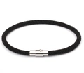 Nahaufnahme eines schwarzen geflochtenen Lederarmbands mit poliertem Silber-Magnetverschluss - Schwarz
