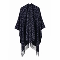 Dettaglio del poncho in maglia leopardata grigia e nera con lunghe frange decorative - Leopardo Nero Grigio
