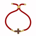 Dettaglio del bracciale rosso intrecciato con cordino e ciondolo a croce dorata - Corda Rossa Multicolore