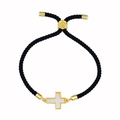 Dettaglio di bracciale intrecciato nero regolabile con ciondolo a croce dorata e chiusura - Corda Nera Bianco Crema