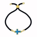 Dettaglio del ciondolo a croce con intarsio blu su bracciale a corda nera regolabile - Cordino Nero Blu