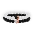 Bracelets de couple avec perles noires mates et blanches et pendentifs couronne or rose - Ensemble Zirconium Blanc
