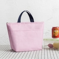 Roze waterdichte oxford lunchtas met marineblauwe handvaten en groot voorvak - Roze