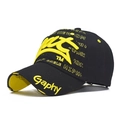 Détail de la broderie 3D jaune et des finitions usées sur une casquette en coton noir - Réglable / Noir avec lettres jaunes