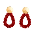 Vue détaillée de boucles d'oreilles gouttes en perles rouges avec clous dorés ronds - Rouge