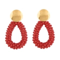 Détail de boucles d'oreilles bohèmes en perles de cristal rouges avec anneau en goutte d'or - Rouge Brique