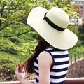 Eleganter beiger Strohhut für Damen mit stilvoller schwarzer Schleife als Sonnenschutz - M (56-58cm) / Schleife / Creme
