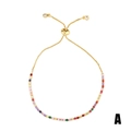Gros plan du bracelet tennis doré ajustable serti de zircons multicolores - Tennis de Zircone Ronde Multicolore/Style A