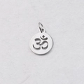 Detalle de un colgante de yoga Om en acero inoxidable plateado con un anillo pequeño - 12*17mm / Color Acero
