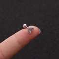 Nahaufnahme eines silbernen Herz-Ohrsteckers mit Zirkonia auf einer Fingerspitze - Herz Silber Stil (No.16 Silber) / 1.2x6mm (Stabdicke x Länge)