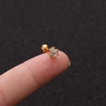 Makroaufnahme mini Gold-Ohrstecker mit drei Zirkonia-Steinen in Blütenblatt-Form - Dreidiamanten-Blütenblattstil Gold (No.1 Gold) / 1.2x6mm (Stabdicke x Länge)