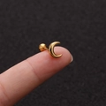 Detail eines kleinen goldenen Mondohrsteckers mit Schraubverschluss auf der Hand - Mondstil (No.3 Gold) / 1.2x6mm (Stabdicke x Länge)