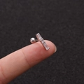 Nahaufnahme von silbernem Knorpelohrring mit eingelegten Zirkonia-Kristallen - Balkenform Silber Strass Stil (No.17 Silber) / 1.2x6mm (Stabdicke x Länge)