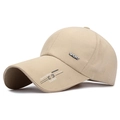 Beigefarbene Baumwoll-Baseballkappe mit langem Schirm, Sport-Metallanhänger und Logo - Verstellbar / Dunkelbeige