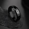 Anillo minimalista de acero inoxidable negro de 6mm con un único circón transparente - US 13 / Negro
