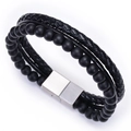 Dettaglio di bracciale multistrato da uomo in pelle nera intrecciata, pietre laviche e chiusura acciaio - Stile Pietra Opaca
