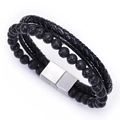 Dettaglio del bracciale da uomo in pelle con perle vulcaniche e chiusura magnetica argento - Stile Pietra Lavica