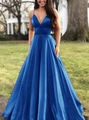 Détail d'une robe de soirée élégante en satin bleu royal avec décolleté en V profond - Bleu