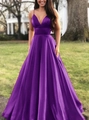 Détail de la robe de soirée en satin violet avec décolleté en V et fines bretelles - Violet