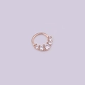 Roségold-Septumring mit fünf klaren Zirkoniasteinen auf rosa Hintergrund - Roségold 4#