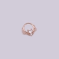 Roségoldener Nasenring im Spitzenstil mit Zirkonia-Mikropavé auf violettem Hintergrund - Roségold 6#
