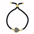Pulsera ajustable con dije de corazón, cuerda trenzada negra y acabado metálico dorado - Cuerda Negra Negro