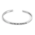 Gros plan du bracelet jonc en acier titane argenté gravé avec YOU'RE MY PERSON - Gravé You're My Person / Argenté