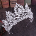 Detailaufnahme der silbernen Barock-Brautkrone mit funkelnden Straßsteinen auf Vintage-Grund - Silber Weißer Strass