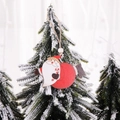 Ciondolo Babbo Natale in legno fatto a mano appeso a un ramo di albero di Natale innevato - Babbo Natale Volante
