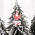 Pendaglio Babbo Natale in legno con corda di iuta su un albero di Natale innevato - Babbo Natale nel Camino
