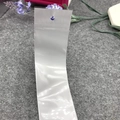 Cartoncini bianchi lucidi in plastica per bracciali con foro di sospensione su feltro grigio - Borsa bianca 5*29