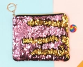 Detailopname van de omkeerbare roze en gouden lovertjes op deze stijlvolle make-uptas. - Goud + Lichtroze
