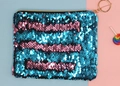 Detailopname van cosmetica tas met omkeerbare pailletten in blauw en roze patroon - Blauw + Lichtroze