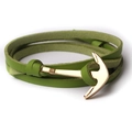 Dettaglio del bracciale multistrato in pelle verde con chiusura ad ancora dorata - Verde