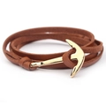 Dettaglio del bracciale multistrato in pelle marrone con chiusura ad ancora in metallo dorato - Marrone