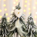 Addobbo natalizio a cuore bianco con stella dorata e nappa di piume su albero - Ciondolo a Cuore Dorato con Piume