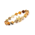 Bracciale di perle con corona in zirconi e pietre naturali su sfondo bianco neutro - Stile Agata Pazza (NBCB00016)