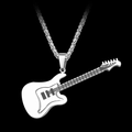 Silberne Gitarren-Halskette mit Kugelkette vor dunklem Hintergrund - XL1848 Silberne E-Gitarre