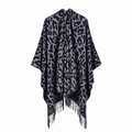 Dettaglio ravvicinato della scialle in maglia leopardata con frange su sfondo bianco - Leopardo Bianco Nero