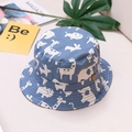 Denimblauwe vissershoed voor kinderen met witte dierenprints en houten knoopje - S / Monochrome Dieren (Donkerblauw)