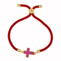 Dettaglio del bracciale in corda rossa intrecciata con ciondolo a croce dorata glitterata - Corda Rossa Rosa Rosso